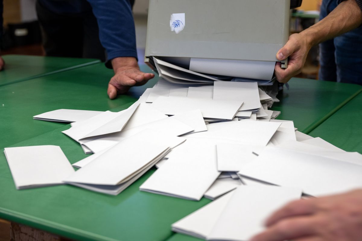 A ballot box is emptied and the counting of ballots begins. In Bavaria, the election for the 19th Bavarian state parliament took place on Sunday.
