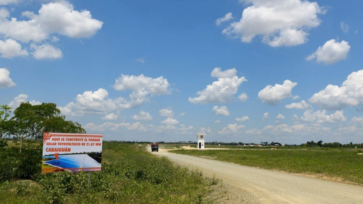 A banner announces the construction of a photovoltaic solar farm in Cabaiguan, Cuba, on May 21, 2025.