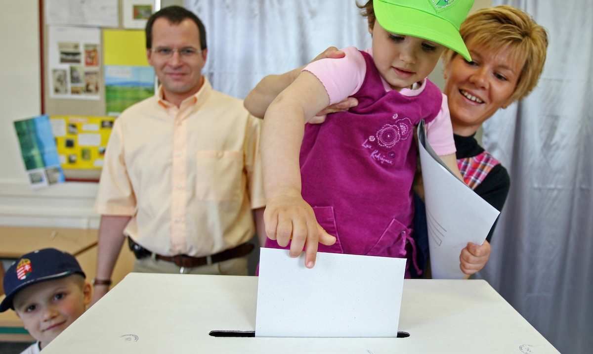A family votes during the second round of Hungary's general election in Budapest, April 23, 2006. Hungarians went to the polls on Sunday with the Socialist-led government of Prime Minister Ferenc Gyurcsany looking set to make history by becoming the first to retain power since the return of democracy in 1990.