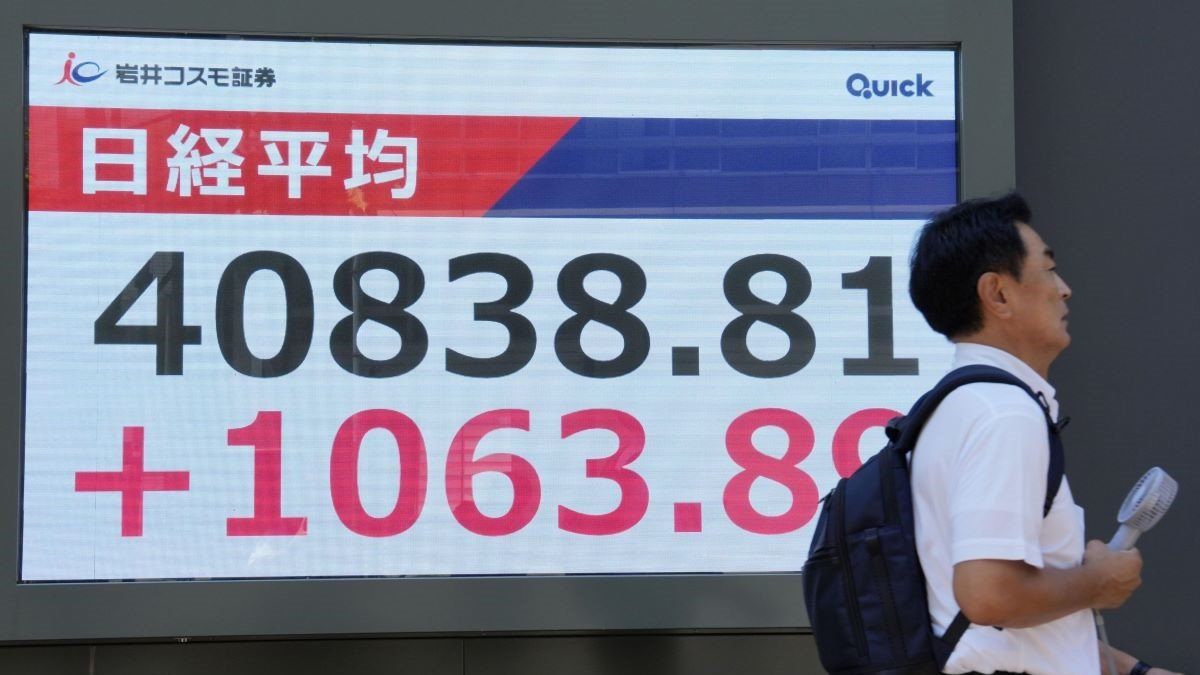 ​A financial data monitor in Tokyo shows the 225-issue Nikkei Stock Average soaring more than 1,000 points to recover to the 40,000 level during morning trading on July 23, 2025, after U.S. President Donald Trump said he had struck a trade deal with Japan. 
