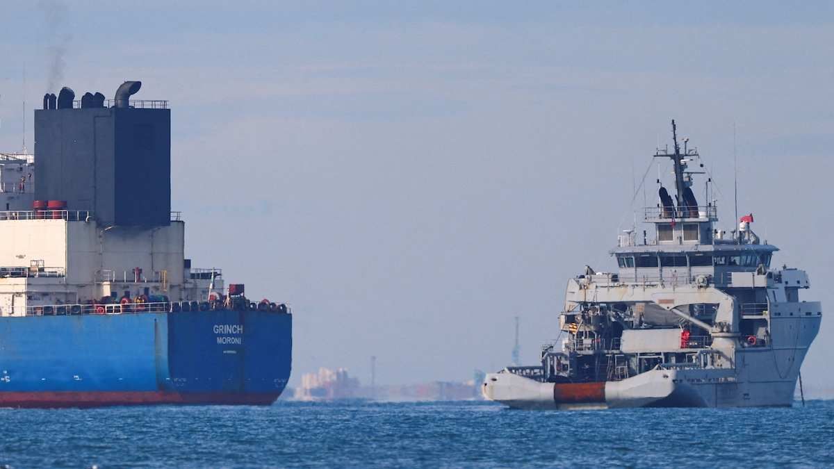 ​A French navy boat intercepts and redirects a suspected Russian oil tanker in the Gulf of Fos-sur-Mer, near Martigues, France, on January 25, 2026.