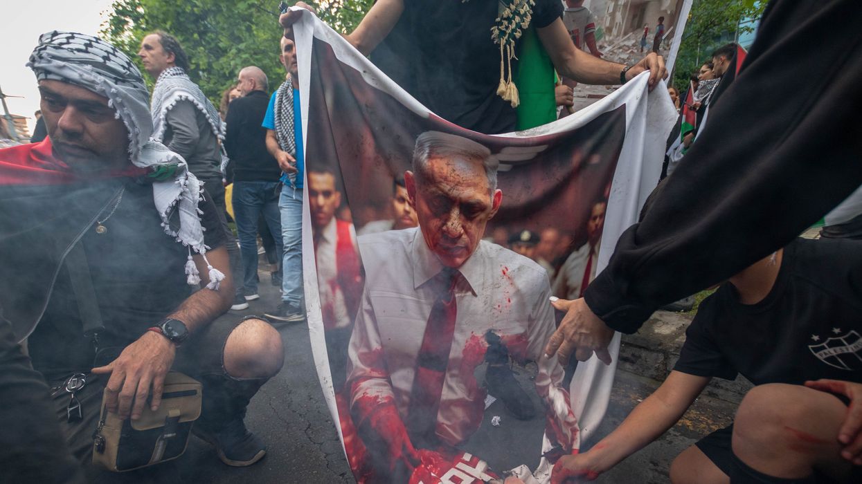 A group of demonstrators burns an image of the Prime Minister of Israel, BENJAMÍN NETANYAHU, during a protest in front of the Israel Embassy in Santiago, Chile, for his military actions in Gaza.