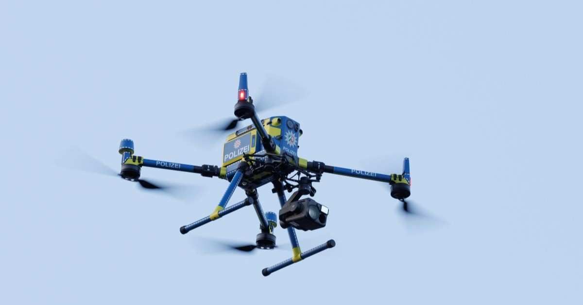 ​A police drone is deployed over the crime scene in the city center. Shots were fired near the Bielefeld district court - one person was critically injured. A suspect has been arrested following the shooting near the district court. This was reported to the German Press Agency by police sources