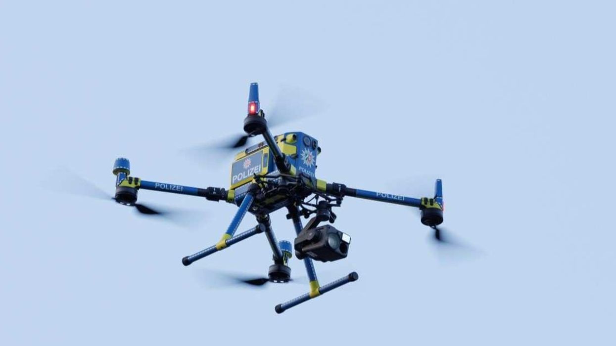 A police drone is deployed over the crime scene in the city center. Shots were fired near the Bielefeld district court - one person was critically injured. A suspect has been arrested following the shooting near the district court. This was reported to the German Press Agency by police sources