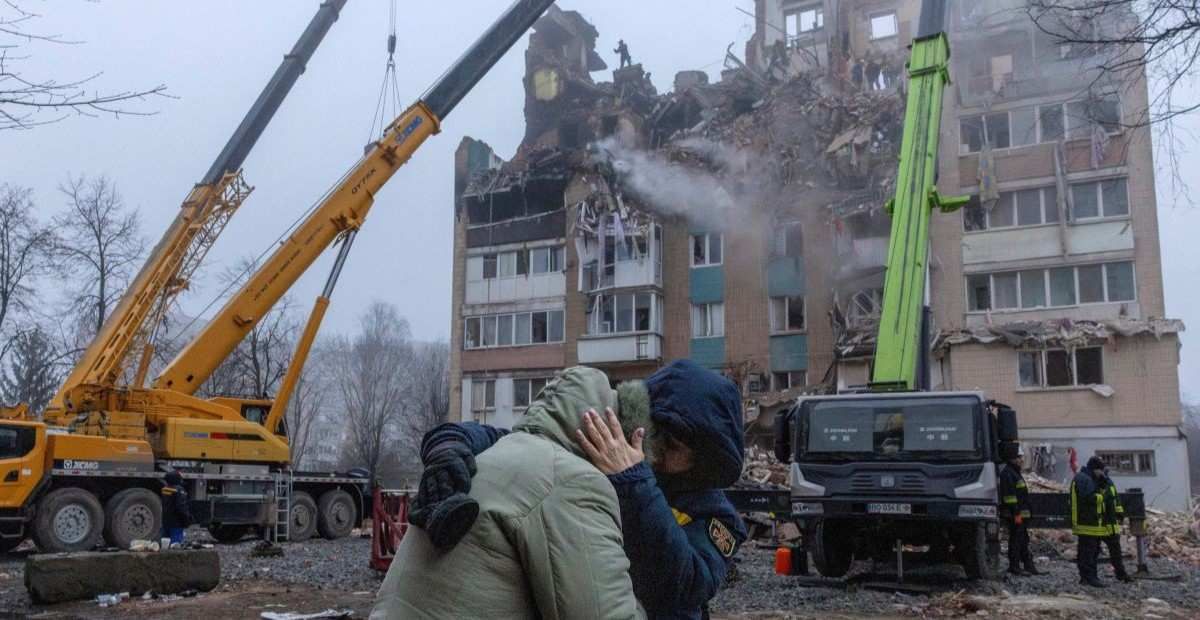 A psychologist comforts a resident in front of an apartment building that was hit yesterday by a Russian missile, amid Russia's attack on Ukraine, in Ternopil, Ukraine, November 20, 2025.