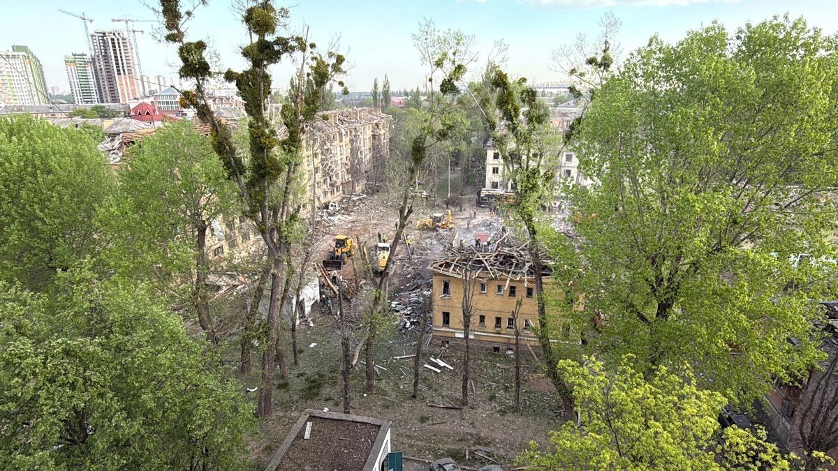 ​A search and rescue operation is underway in the Sviatoshynskyi district after a massive overnight missile and drone attack by Russian troops, Kyiv, Ukraine, on April 24, 2025.