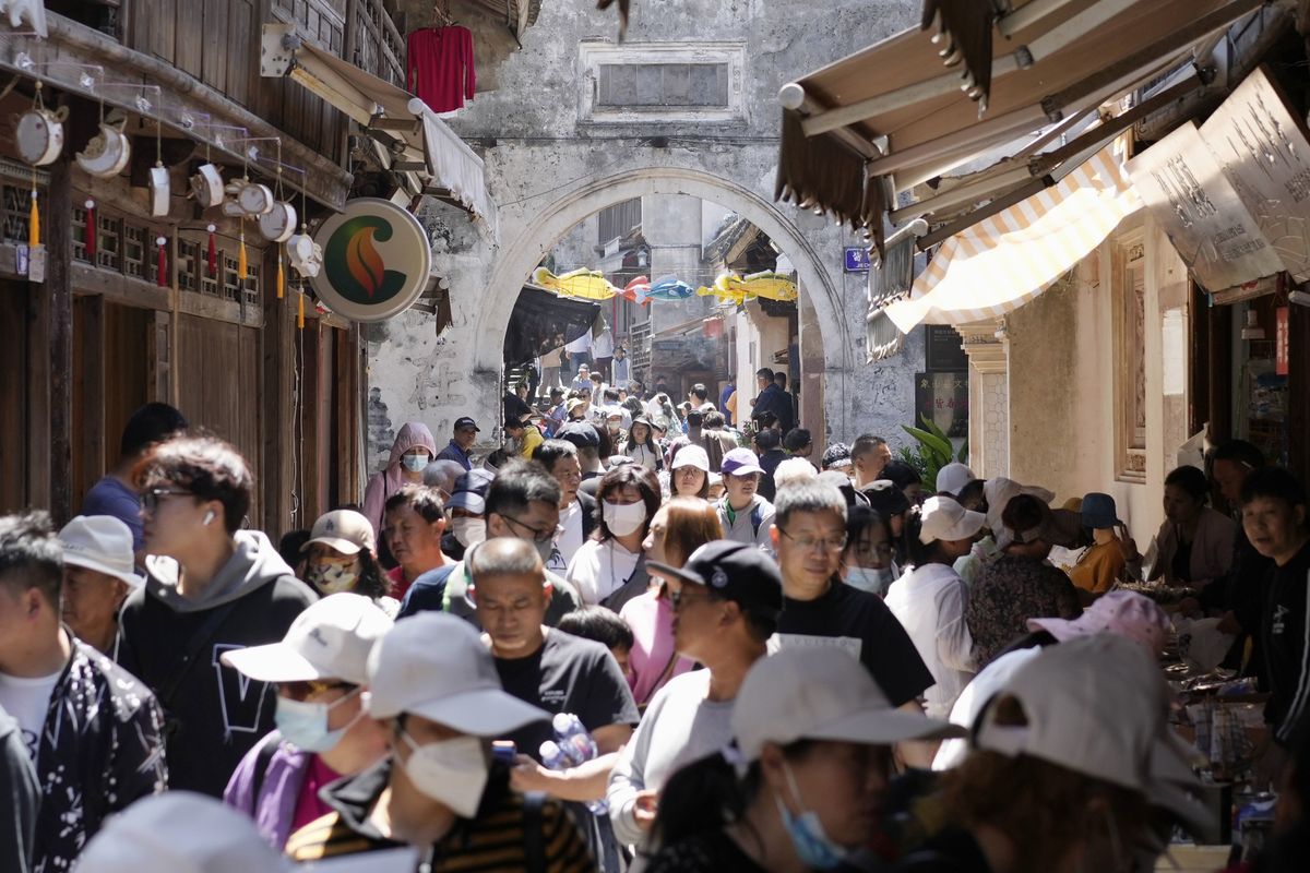 A sightseeing spot in China's Ningbo is crowded with tourists. 