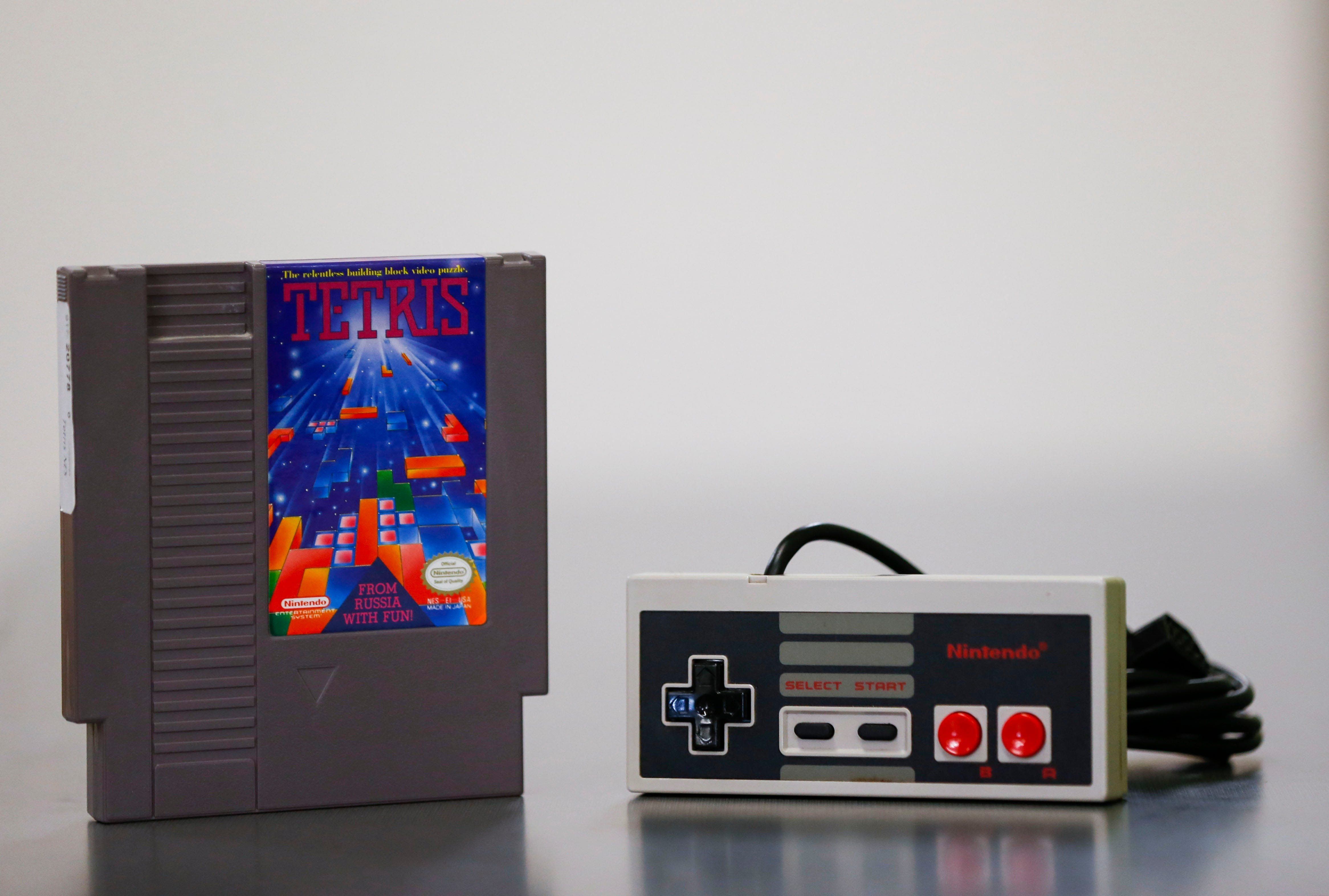 A Tetris cartridge and controller for the Nintendo Entertainment System.