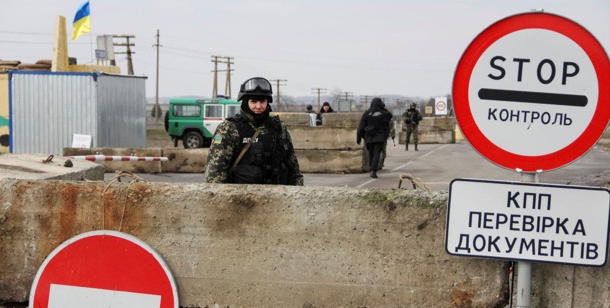 ​A Ukrainian soldier is seen at a checkpoint at the road near a Crimea region border March 9, 2014. Russian forces tightened their grip on Crimea on Sunday despite a U.S. warning to Moscow that annexing the southern Ukrainian region would close the door to diplomacy in a tense East-West standoff. 