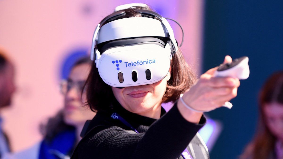 A visitor plays a video game with virtual reality glasses at the Mobile Word Congress The Mobile World Congress has closed after four days of activity with a figure of 101,000 visitors according to the Director of Fira de Barcelona Constantí Serrallonga.