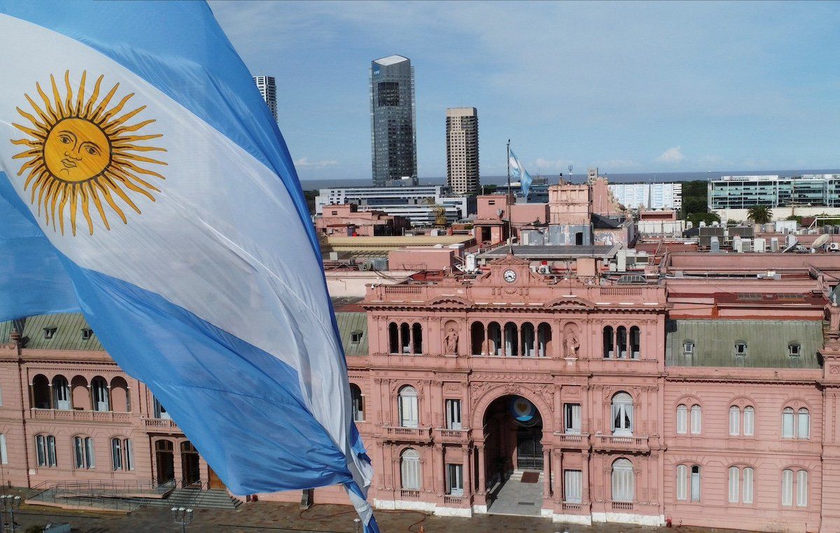 An Argentinian flag waves outside the Casa Rosada Presidential Palace ahead of the November 19 runoff election, in Buenos Aires, Argentina November 15, 2023.