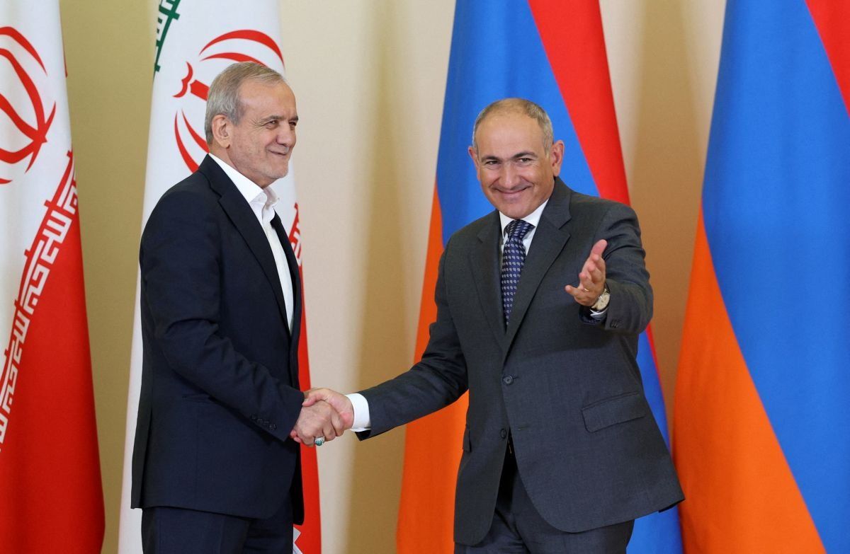 ​Armenian Prime Minister Nikol Pashinyan and Iranian President Masoud Pezeshkian shake hands as they meet with the media to make a joint statement following their talks in Yerevan, Armenia, August 19, 2025.