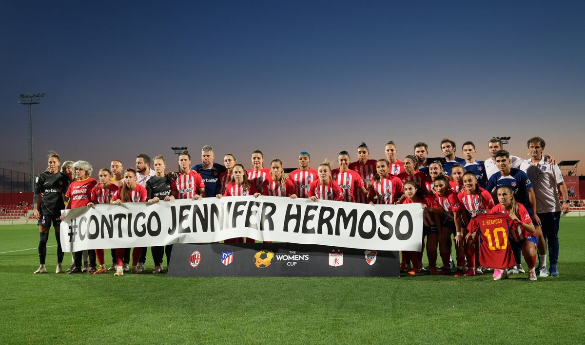 Atletico Madrid players and staff hold a banner in support of Spain's Jennifer Hermoso before the match as FIFA suspend President of the Royal Spanish Football Federation Luis Rubiales after the Women's World Cup Final. 