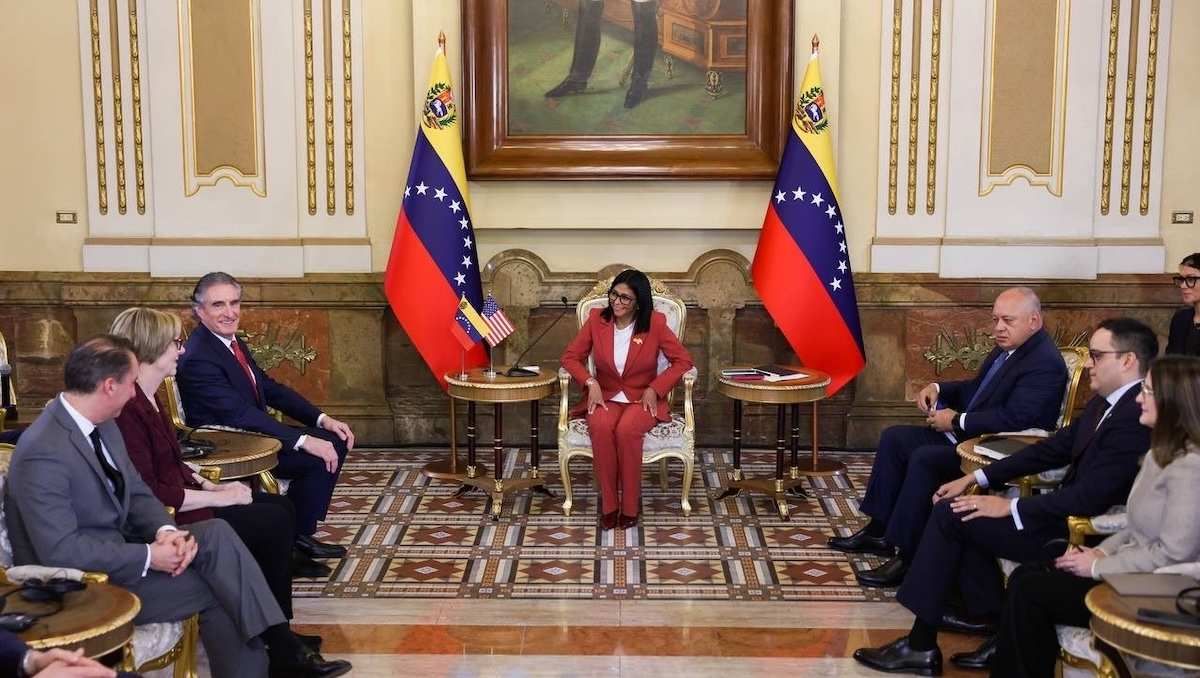Caracas, Venezuela ? In the photos, Venezuelan interim president Delcy Rodríguez (center) met with US Secretary of the Interior Doug Burgum (center, left) at Miraflores Palace in Caracas, Venezuela, on March 4, 2026. Rodríguez discussed a bilateral agenda in sectors such as energy and reiterated that her government is "ready" to cooperate with the United States.