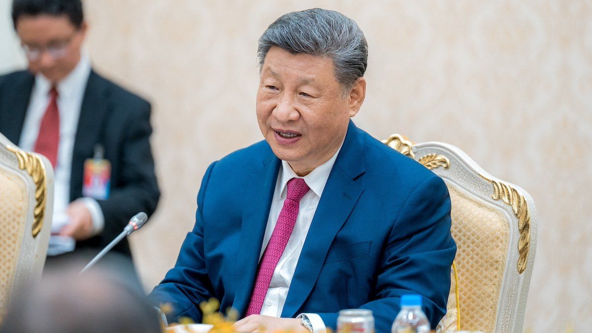 ​Chinese President Xi Jinping meets with Cambodia's Prime Minister Hun Manet (not pictured) at the Peace Palace in Phnom Penh, Cambodia, April 17, 2025. 