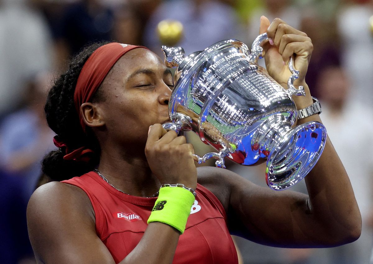  Coco Gauff of the U.S. celebrates with the trophy after winning the U.S. Open. 