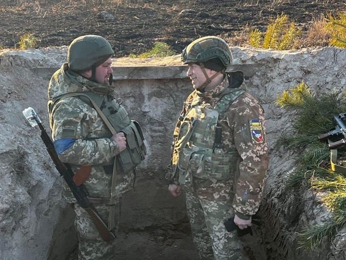 ​Colonel-General Oleksandr Syrskyi (R), the Commander of the Defense of Kyiv.