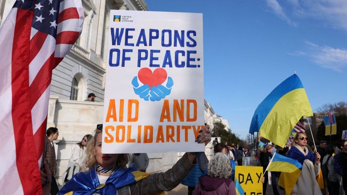 ​Demonstrators with US and Ukrainian flags in Washington, D.C., USA, on March 4, 2025.