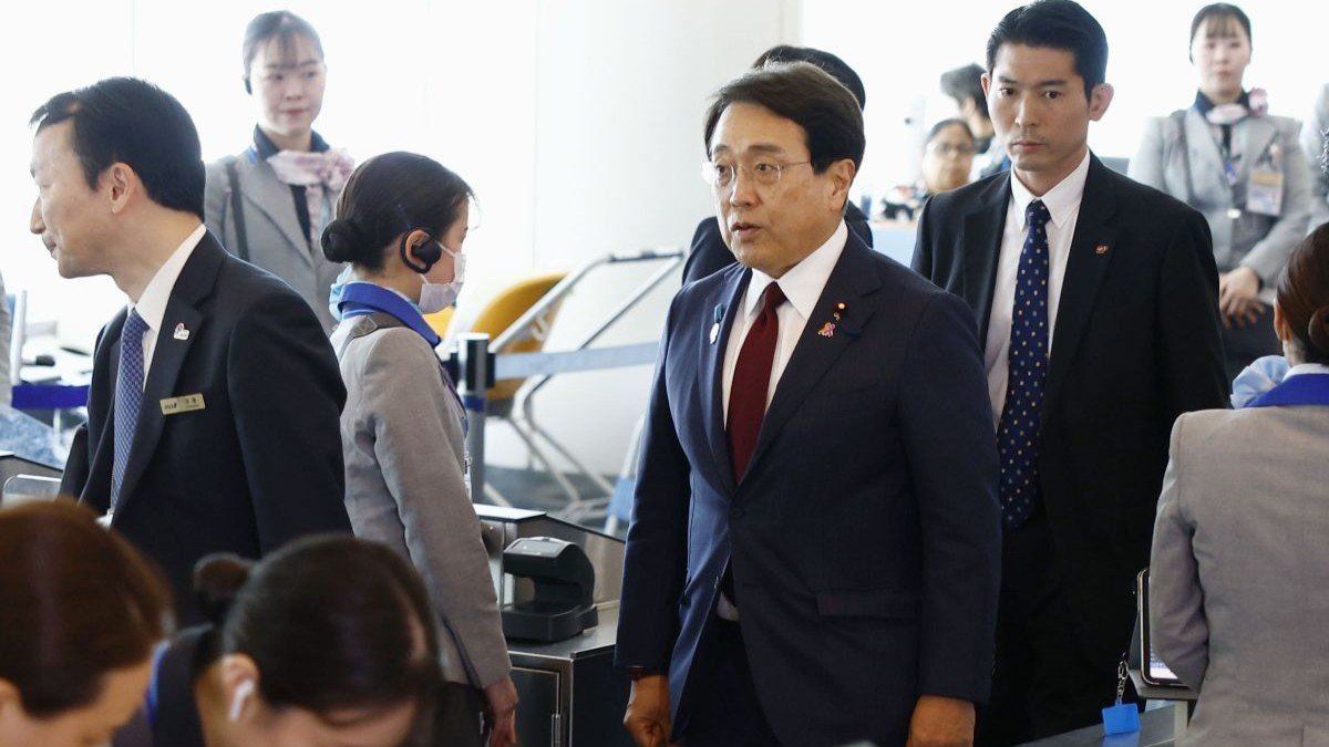 ​Economic Revitalization Minister Ryosei Akazawa heads to the United States for negotiations from Tokyo's Haneda airport on April 16, 2025.