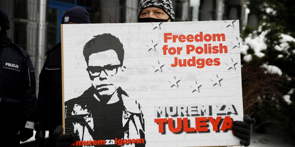 Co oglądamy: UE pozywa Polskę, pandemia pogłębia globalne różnice między płciami, udaremniona próba zamachu stanu w Nigrze
