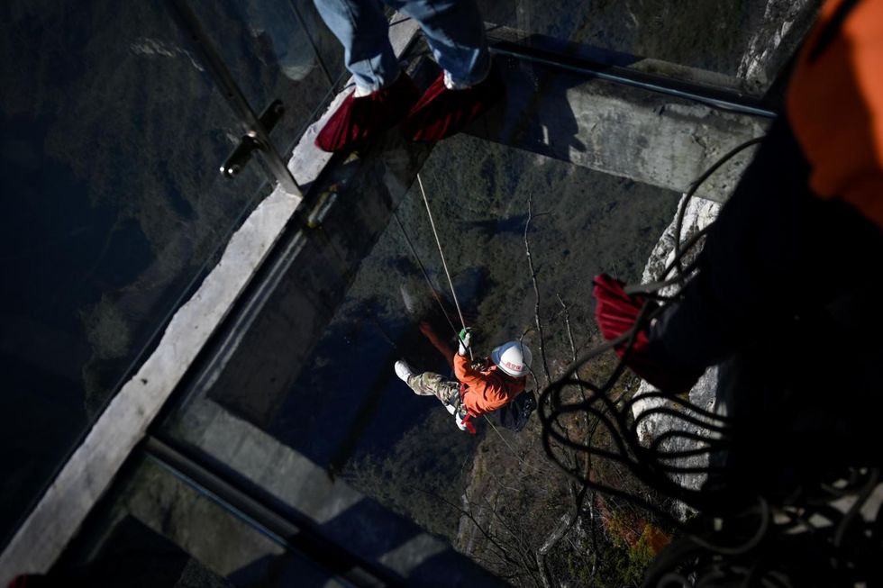 China's 'Spidermen': Litter-picking over the abyss