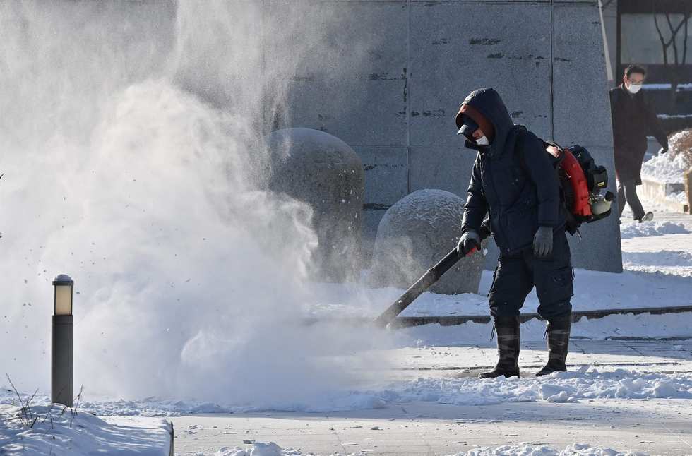 Heavy snow disrupts traffic in Seoul