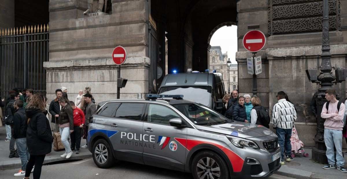 ​French police officers seal off the entrance to the Louvre Museum after a robbery in Paris, France, on October 19, 2025. Robbers break into the Louvre and flee with jewelry on the morning of October 19, 2025, a source close to the case says, adding that its value is still being evaluated. A police source says an unknown number of thieves arrive on a scooter armed with small chainsaws and use a goods lift to reach the room they are targeting.
