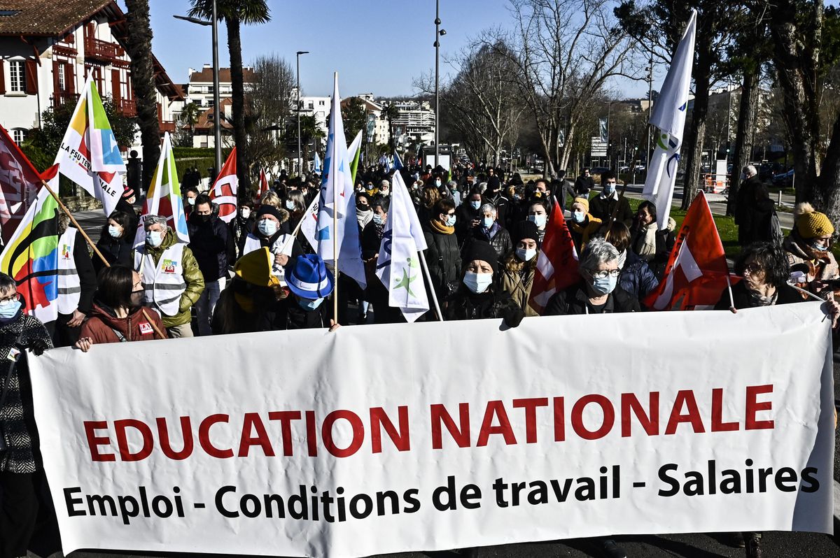 French teachers strike, Spanish doctors compensated, Lula soaring in Brazil, Biden pledges more COVID tests