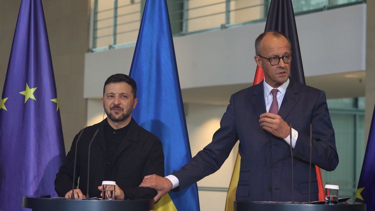 ​German Chancellor Friedrich Merz welcomes Ukrainian President Volodymyr Zelenskyy with military honors at the chancellery in Berlin, Germany, on May 28, 2025.
