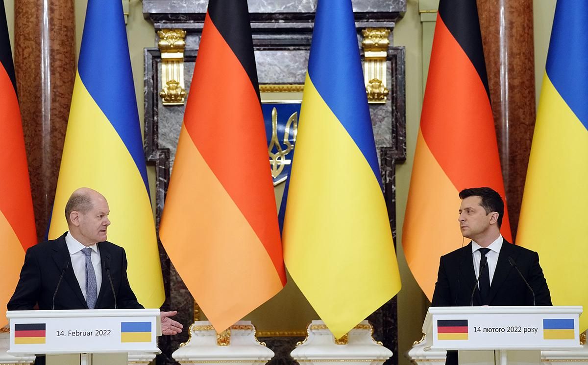 German Chancellor Olaf Scholz (SPD, l) and Volodymyr Selenskyj, President of Ukraine, give a press conference