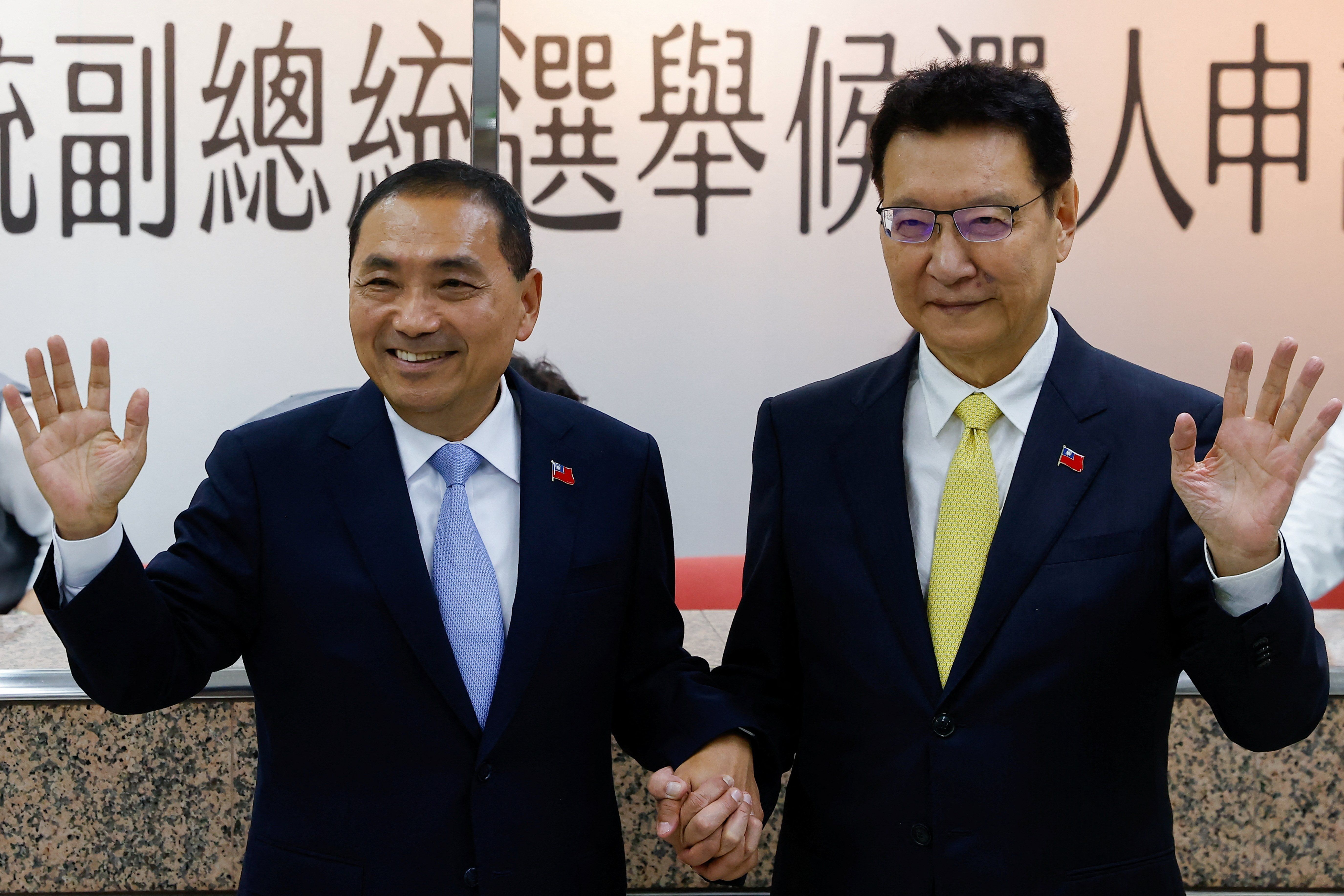 ​Hou Yu-ih, left, candidate for Taiwan's presidency from the main opposition Kuomintang Party, and Jaw Shaw-Kong, vice presidential candidate, wave at the Central Election Commission in Taipei on Nov. 24, 2023. 