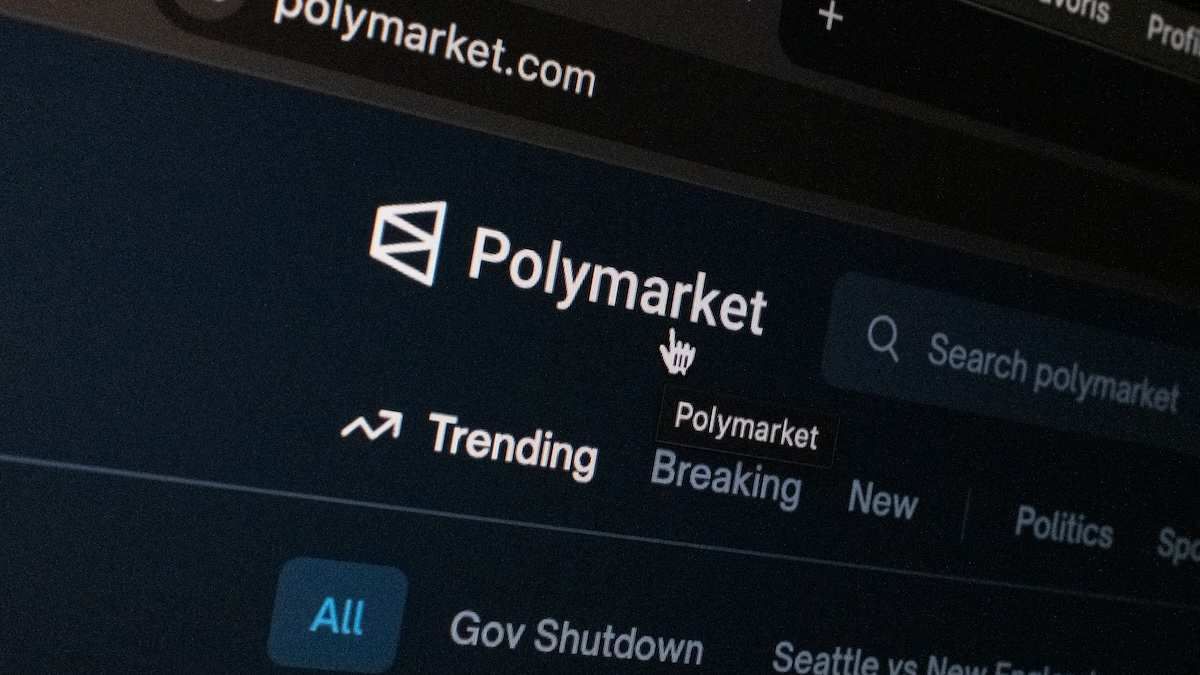 Illustration of the Polymarket website and logo. Polymarket is an online betting platform where users can bet on various global events, including political outcomes. Often a source of controversy, the site is banned in France, but this does not prevent a dozen bets from being placed on French current affairs.