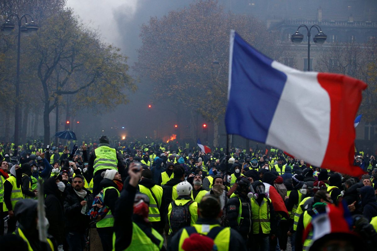 YELLOW VESTS = RED LIGHTS FOR MACRON