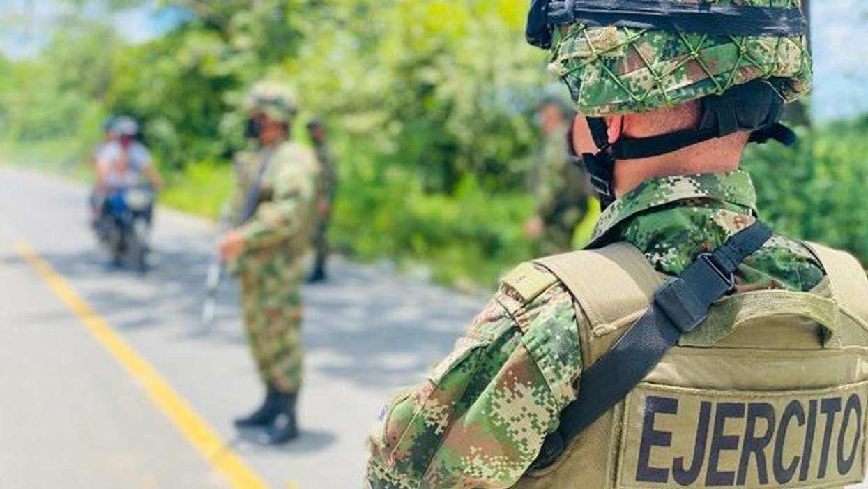 In the photos taken on January 4, 2022, members of the army carry out controls in main points of the department of Arauca. In the last hours, the tension between the Colombian guerrillas of the National Liberation Army (ELN) and the dissidents of the Revolutionary Armed Forces of Colombia (FARC), which operate in Venezuelan territory, increased again