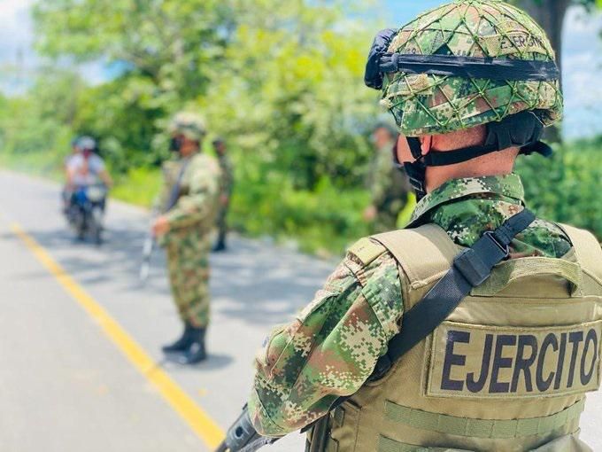 In the photos taken on January 4, 2022, members of the army carry out controls in main points of the department of Arauca. In the last hours, the tension between the Colombian guerrillas of the National Liberation Army (ELN) and the dissidents of the Revolutionary Armed Forces of Colombia (FARC), which operate in Venezuelan territory, increased again