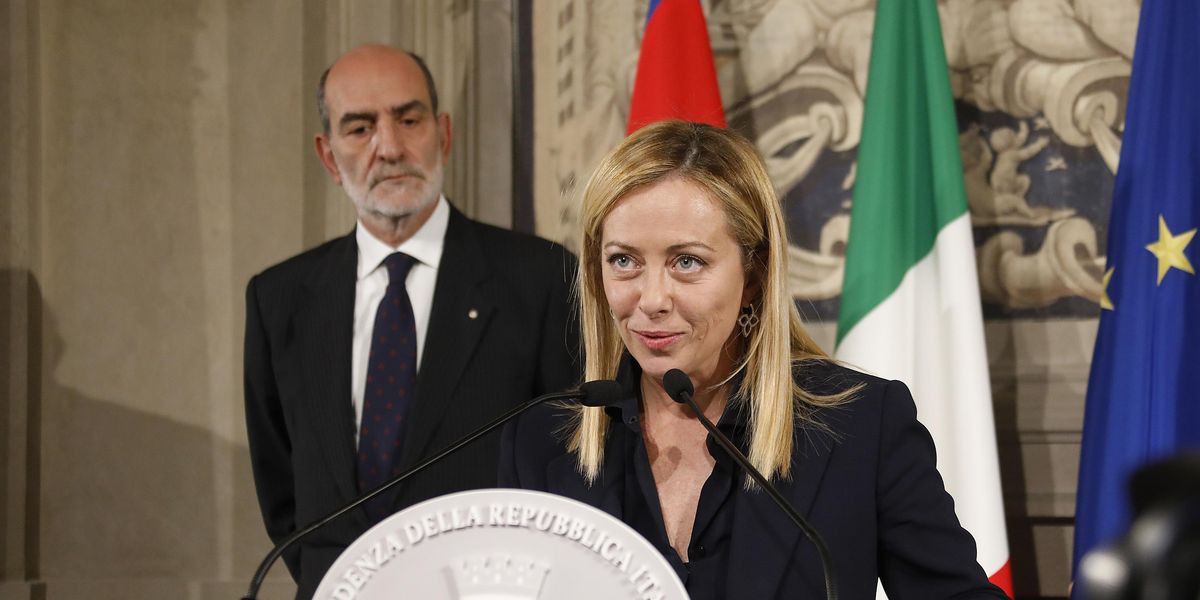Numeri duri: l’Italia assume la prima donna premier, giudice condanna Bannon, sanzioni Onu per ‘barbecue’, carte segrete di Mar-a-Lago Numeri duri: l’Italia assume la prima donna premier, giudice condanna Bannon, sanzioni Onu per ‘barbecue’, carte segrete di Mar-a-Lago
