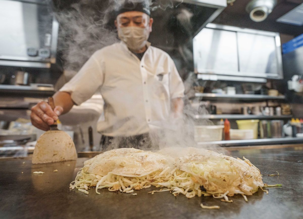 Japanese chef Mitsuo Ise prepares a "Germany" version of okonomiyaki ahead of the G-7 summit in Hiroshima.
