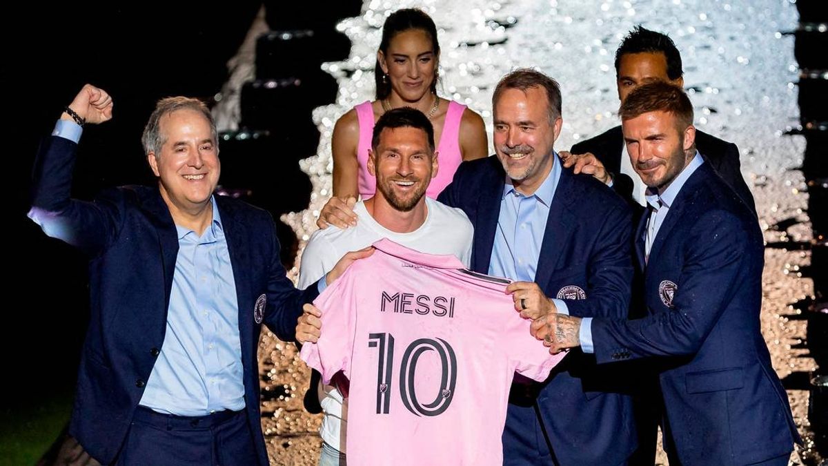 Leo Messi presents his jersey next to Inter Miami owners (Jorge Mas, Jose Mas, and David Beckham) during Messi's presentation in Fort Lauderdale, Florida.