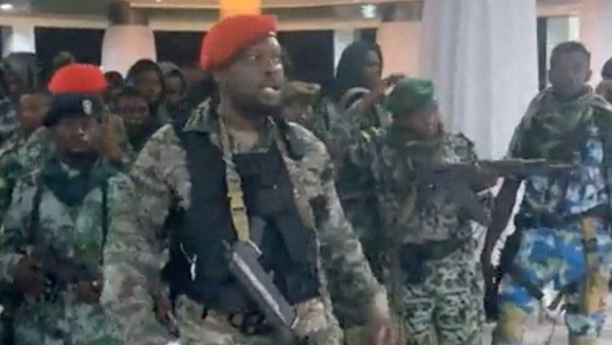​A man in military fatigues speaks as others stand next to him inside the Palace of the Nation during an attempted coup in Kinshasa, Democratic Republic of Congo, May 19, 2024 in this screen grab from a social media video. 