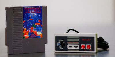 A Tetris cartridge and controller for the Nintendo Entertainment System.