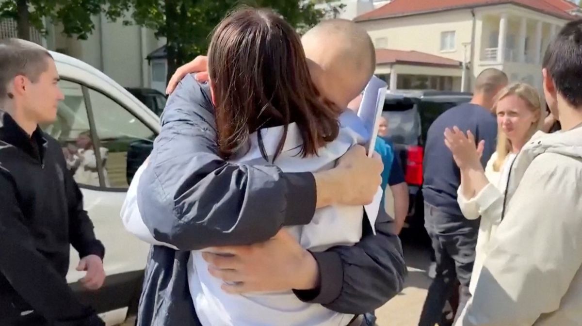 ​Belarussian dissident Syarhei Tsikhanouski hugs his wife, Belarussian opposition leader Sviatlana Tsikhanouskaya on June 21, 2025.