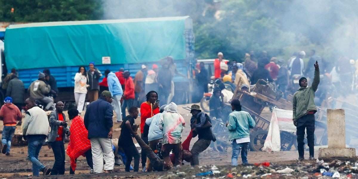 ​Demonstrators carry the dead body of a man killed during a protest a day after a general election marred by violent demonstrations over the exclusion of two leading opposition candidates at the Namanga One-Post Border crossing point between Kenya and Tanzania, as seen from Namanga, Kenya October 30, 2025. 