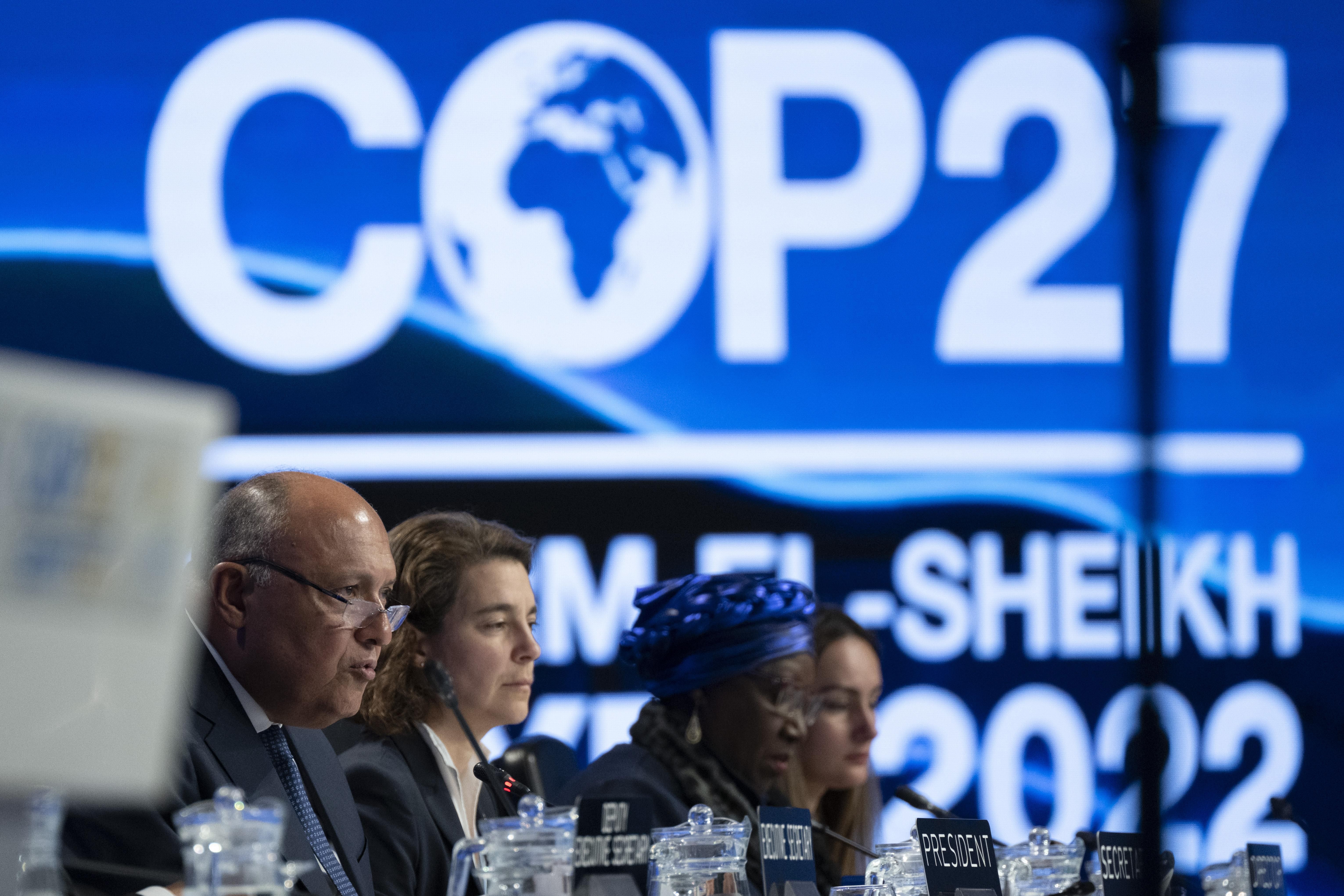 Egypt's Foreign Minister Samih Zhukri (l) speaks during the closing ceremony at the COP27 climate summit in Sharm el-Sheikh.