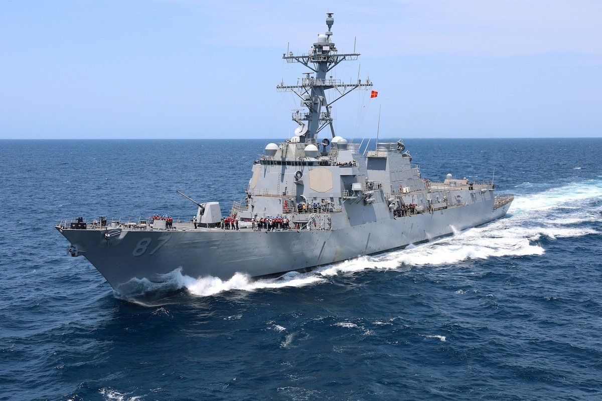 FILE PHOTO: The U.S. Navy guided-missile destroyer USS Mason pulls alongside a fleet replenishment oiler in the Atlantic Ocean, July 17, 2021.