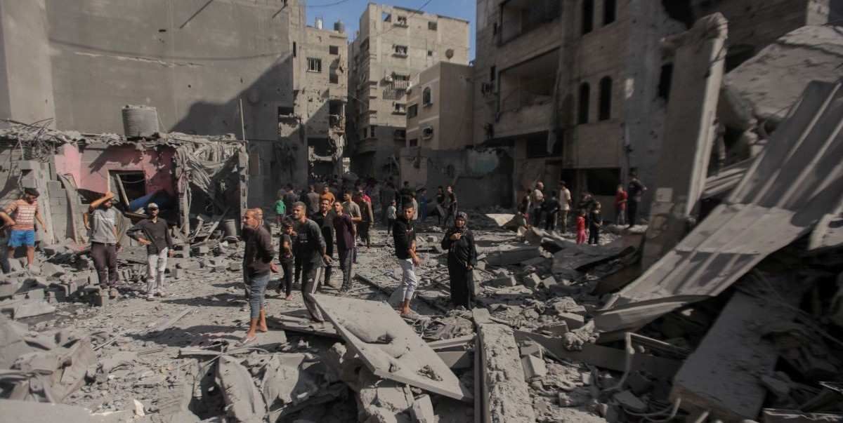 Israeli warplanes launched heavy airstrikes targeting an entire residential block near the Al-Sousi Mosque in Al-Shati refugee camp, west of Gaza City. The strikes destroyed a large number of homes, levelling some to the ground. Civil defense and ambulance teams rushed to the scene and are working to rescue victims and recover bodies from under the rubble amidst widespread destruction and significant difficulties in rescue operations due to the ongoing bombardment and a shortage of equipment.