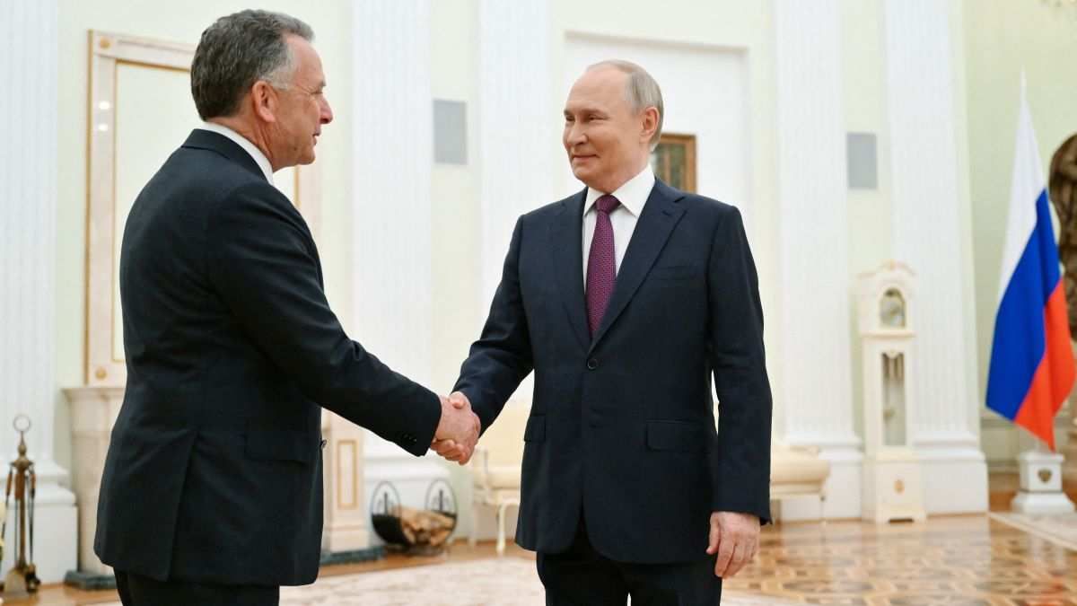 ​Russian President Vladimir Putin welcomes US envoy Steve Witkoff during a meeting in Moscow, Russia, on April 25, 2025.