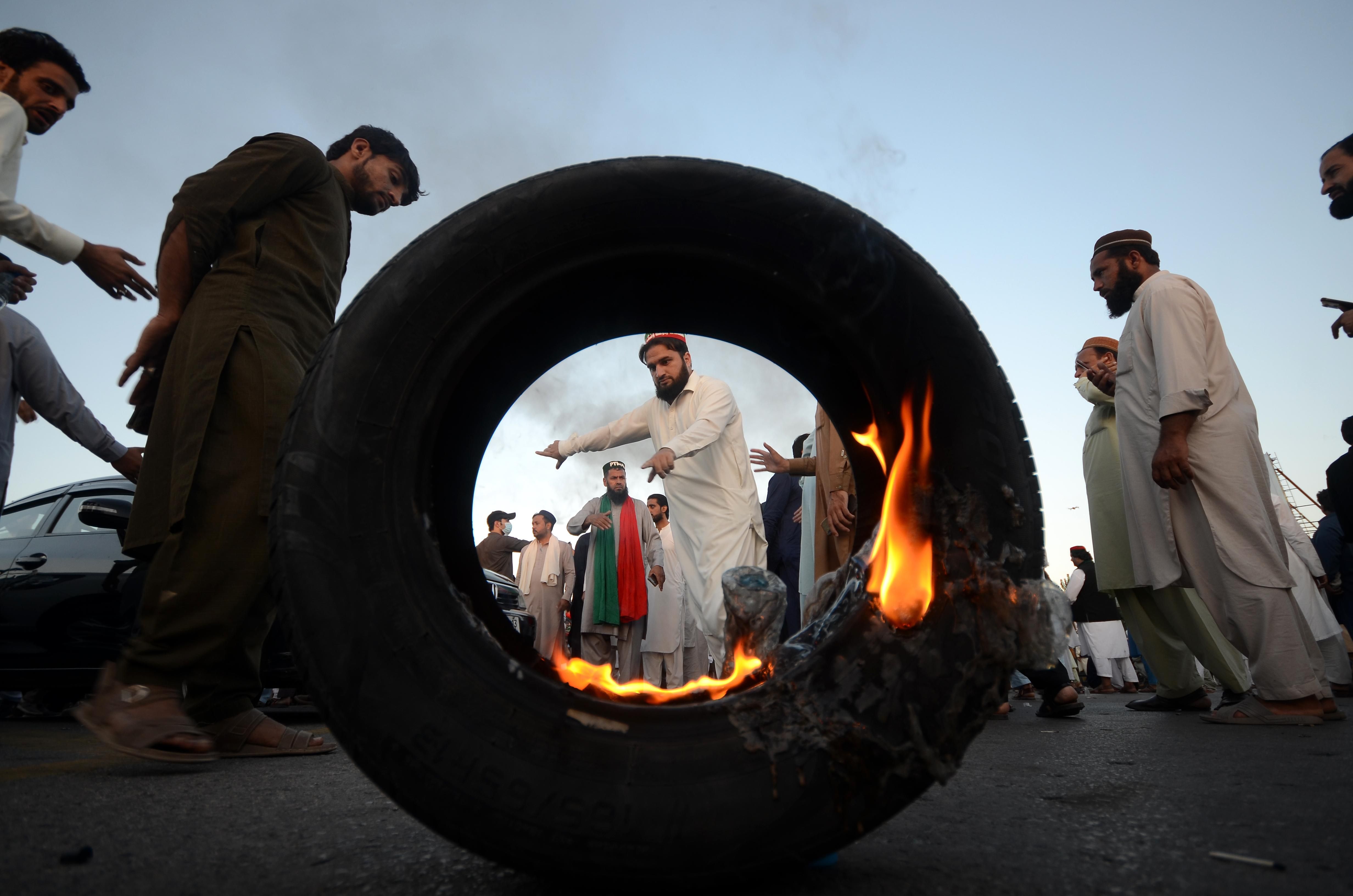 Supporters of former Pakistani PM Imran Khan's block a Peshawar motorway toll plaza after he was disqualified from holding public office.