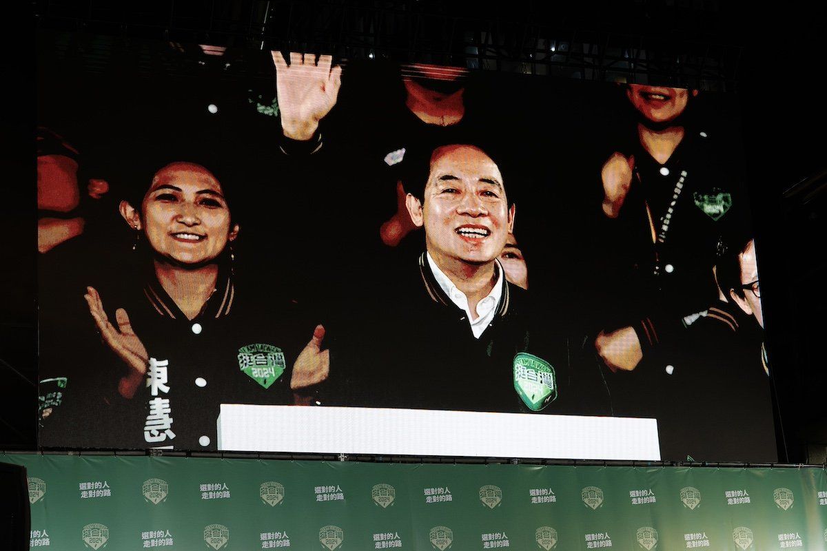 William Lai (Lai Ching-Te), the candidate of the Democratic Progressive Party (DPP), has just been elected President of the Republic of Taiwan, succeeding outgoing President Tsai Ing-Wen. They celebrate the victory on stage at their party headquarters, with his running mate Hsiao Bi-Khim.