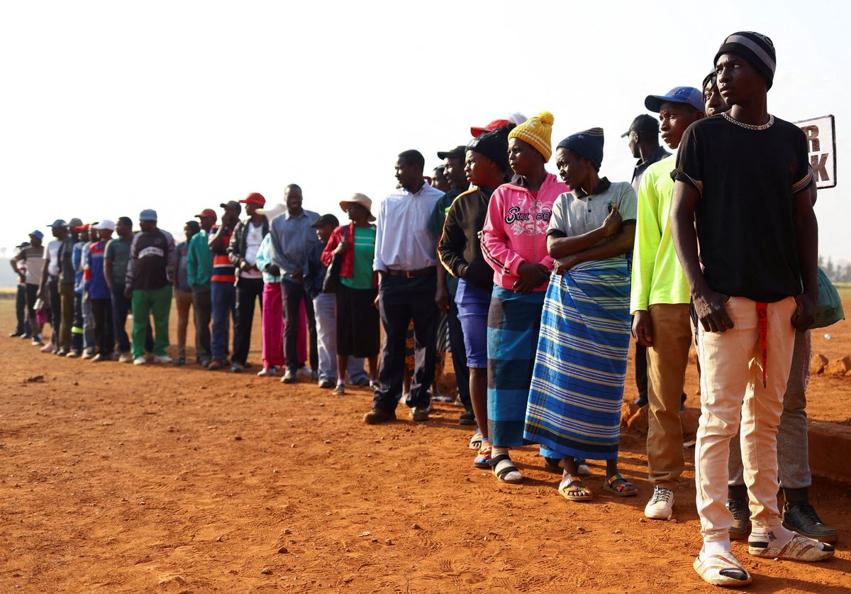 Locals wait to cast their votes during the Zimbabwe general elections in Kwekwe, outside Harare, Zimbabwe. 