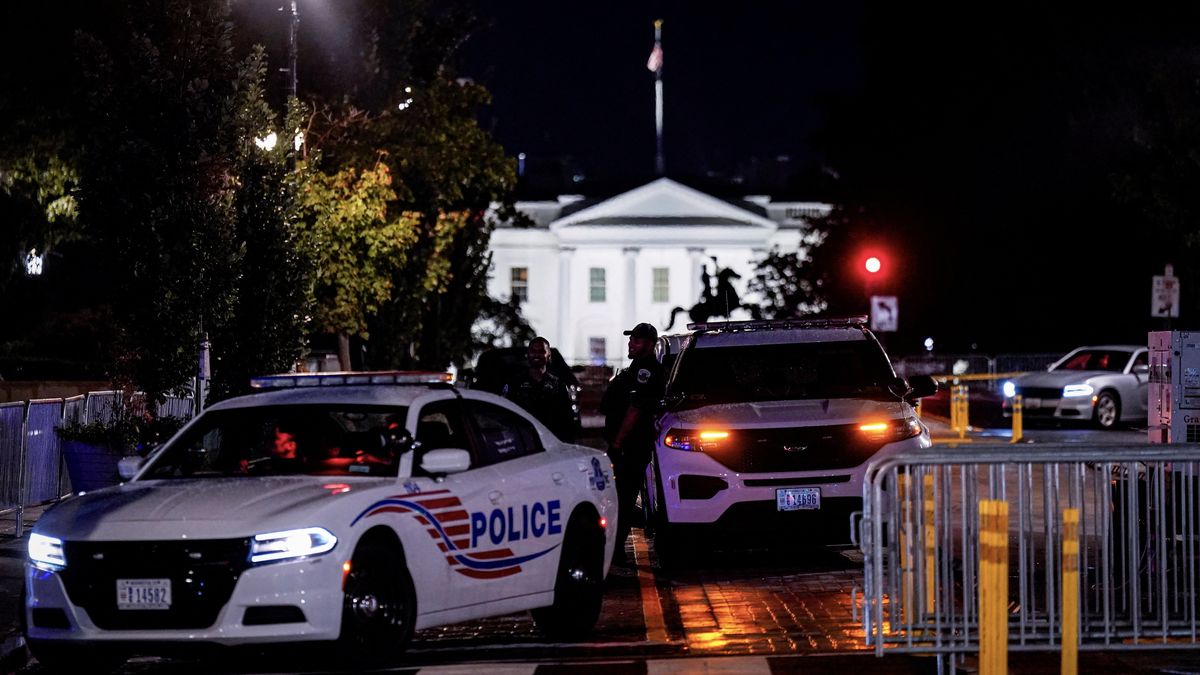 Metropolitan Police Department officers secure 16th Street near the White House, ahead of U.S. President Donald Trump and Ukrainian President Volodymyr Zelenskiy meeting to discuss the war in Ukraine, in Washington, D.C., U.S., August 17, 2025.